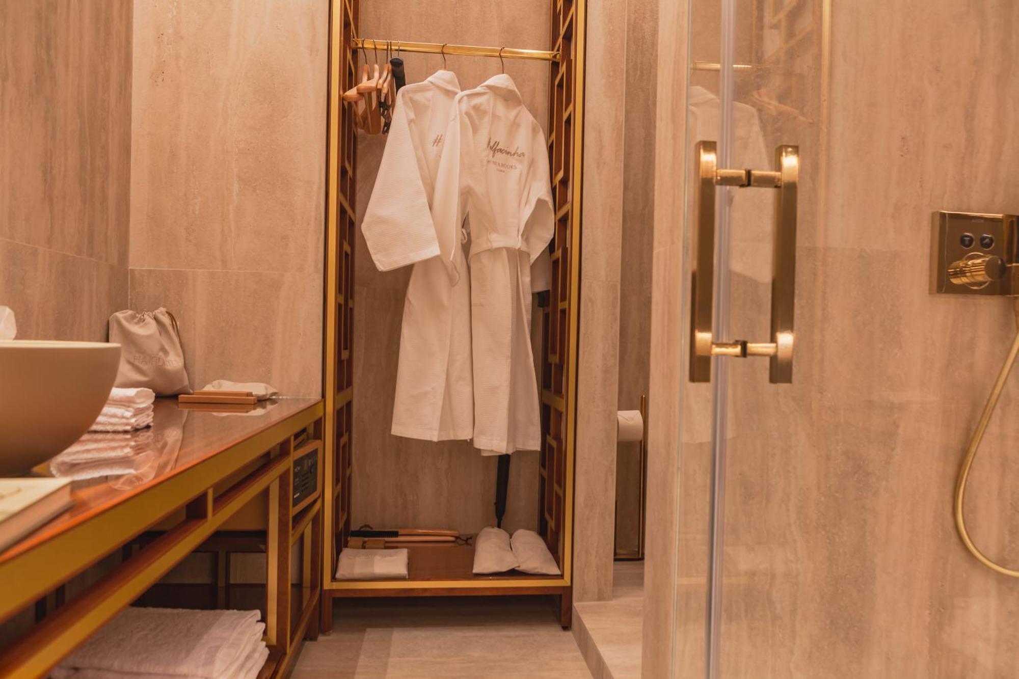 Wine&Books Lisboa Hotel Kamer foto A bathrobe in a hotel bathroom